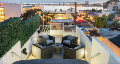 Entspannen Sie sich, laden Sie auf und genießen Sie den Panoramablick auf die Sunset Bay und das Meer in diesem Luxushaus