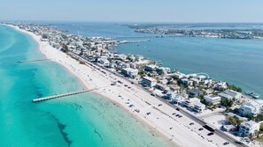 Beach nearby - Bayfront Luxury Home! Dock, Pool, Rooftop Deck, Near Beach - Beach to Bay (Bradenton Beach)