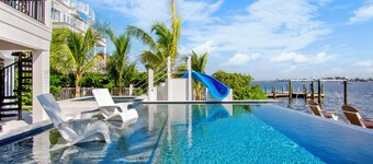 Bayfront Luxury home! Dock, Pool, Rooftop Deck, Near Beach - Beach to Bay