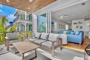 Smart TV - Bayfront Luxury Home! Dock, Pool, Rooftop Deck, Near Beach - Beach to Bay (Bradenton Beach)