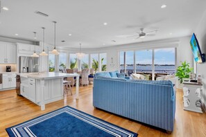 Smart TV - Bayfront Luxury Home! Dock, Pool, Rooftop Deck, Near Beach - Beach to Bay (Bradenton Beach)