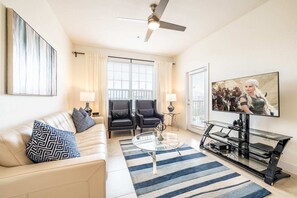 Televisio, videopelikonsoli, Netflix, DVD-soitin