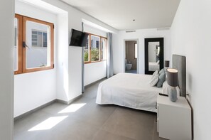 3 bedrooms, in-room safe, iron/ironing board, free WiFi