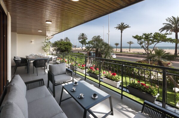 Outdoor dining - Luxury oceanfront loft with 3 suites rooms with 190m2: High Speed Wifi: 300mbs (Playa de Gandía)
