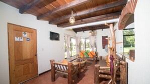 Een rustiek interieur met houten meubels, een houten plafond en een deur met plaquettes.