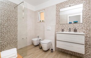Bathtub - Pet friendly home in Icici (Icici)