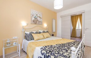 5 bedrooms, in-room safe, travel cot, free WiFi - Pet friendly home in Icici (Icici)