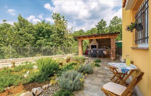 Outdoor dining - Pet friendly home in Icici (Icici)