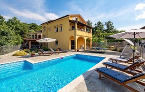 Pool - Pet friendly home in Icici (Icici)