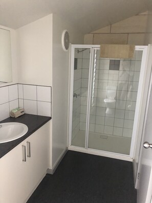 Family Motel Room with Bathroom | Bathroom - Port Campbell Guesthouse & Flash Packers (Port Campbell)
