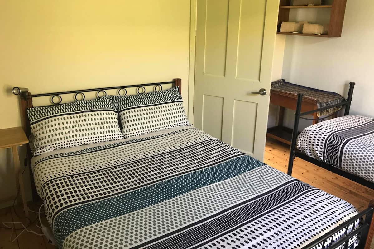 Habitación triple básica | Tabla de planchar con plancha, camas supletorias, wifi gratis