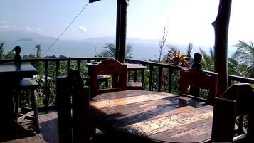 Breakfast, lunch, dinner served; local and international cuisine