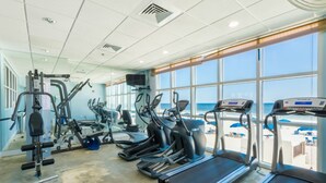 Una palestra con tapis roulant, ellittiche e macchinari per pesi.