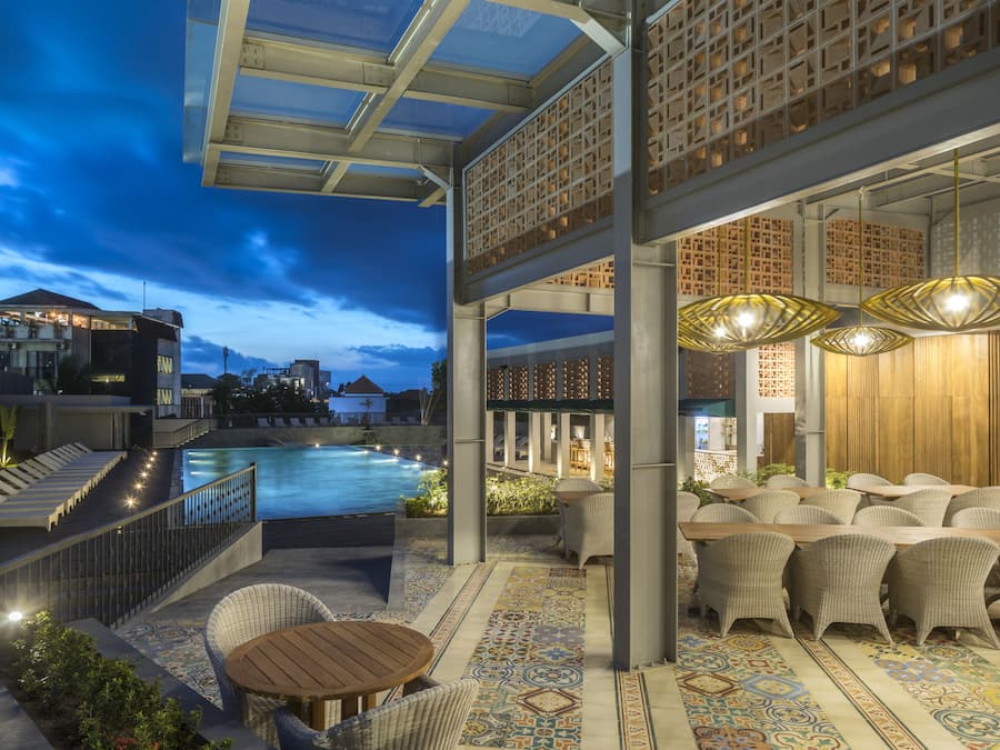 Se sirven desayunos y cocina internacional, junto a la piscina