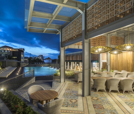 Se sirven desayunos y cocina internacional, junto a la piscina