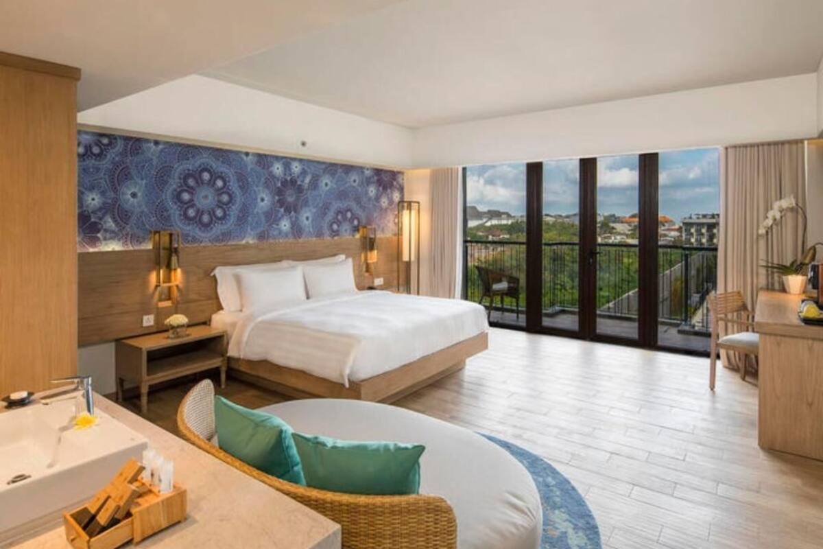 Premium bedding, minibar, in-room safe, desk