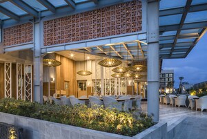 Se sirven desayunos y cocina internacional, junto a la piscina