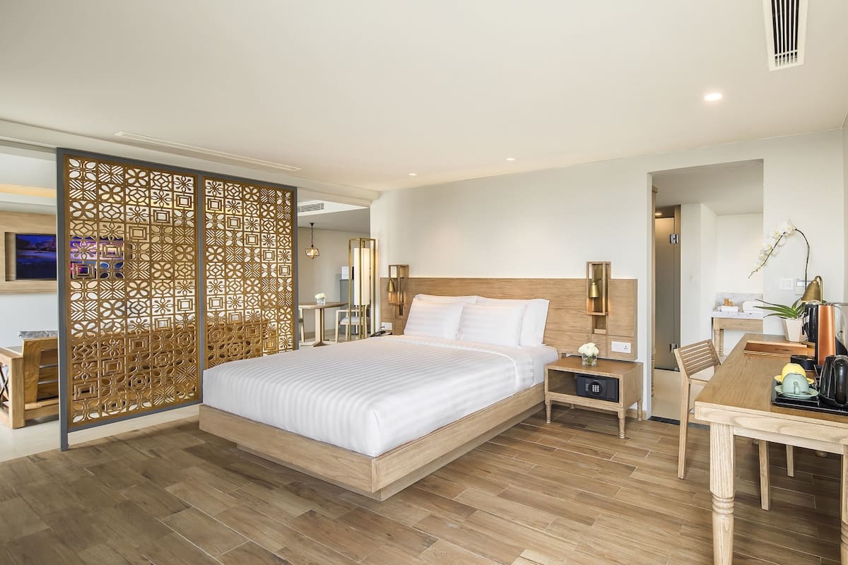 One Bedroom Balcony Suite | Sängtillbehör av högsta kvalitet och minibar