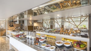 Een buffet met diverse gerechten en bestek.