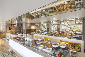 Desayuno buffet (IDR 135000 por persona) 
