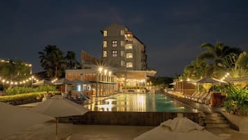Una piscina al aire libre