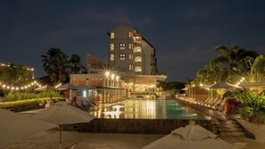 Una piscina al aire libre