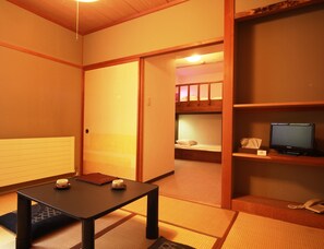 Japanese Western Style Room | Free WiFi, bed sheets