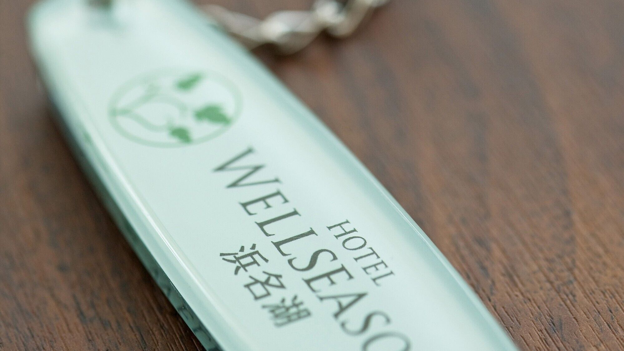 Een hotelschild met de naam 'WELSEAS HOTEL' en een logo.