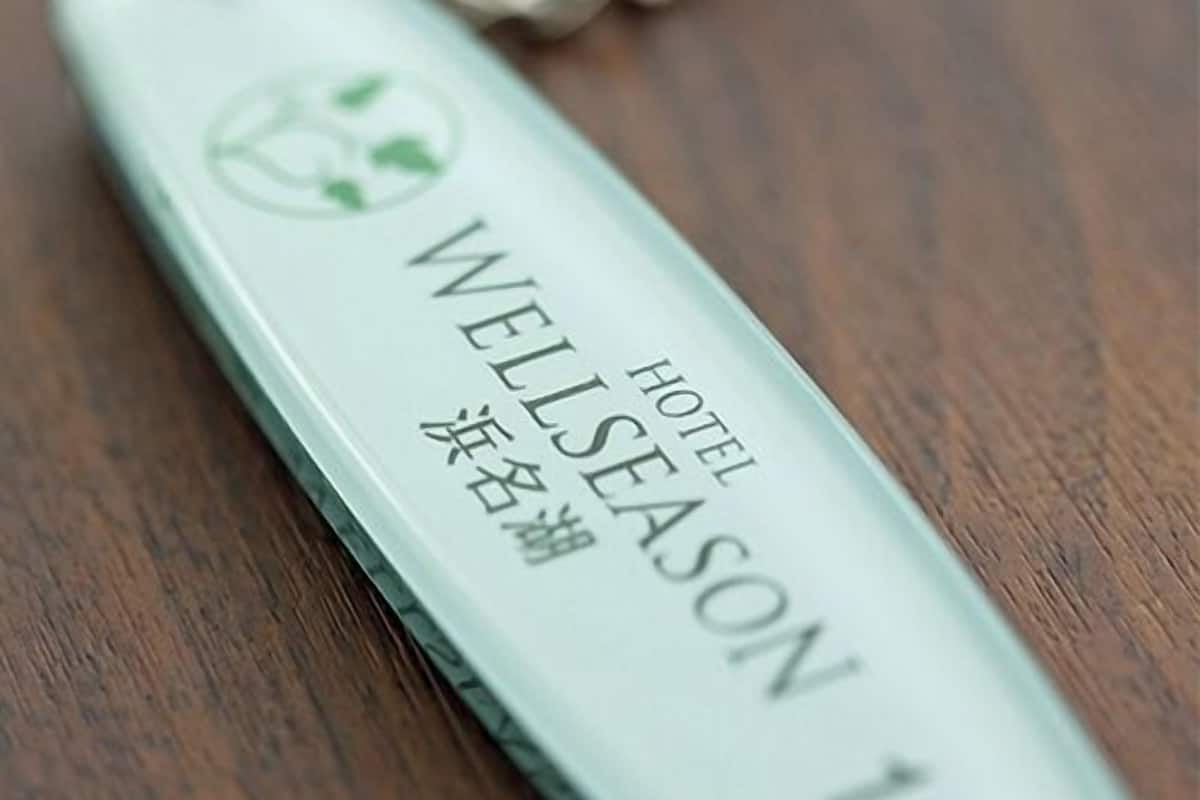 A hotel key fob with 'WELLSEASON 111' and Japanese characters.