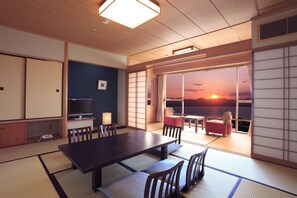 Run of House (Bed type depends on availability) | In-room safe, desk, laptop workspace, blackout curtains - Hotel WELLSEASON Hamanako (Hamamatsu)