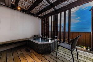 Minibar, in-room safe