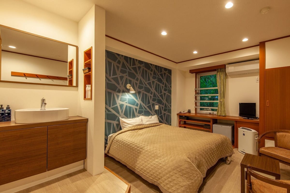 Minibar y caja de seguridad en la habitación