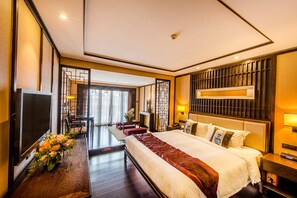 Rom – design | Minibar, safe på rommet, skrivebord og blendingsgardiner