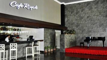 2 restaurants; breakfast, lunch, and dinner served