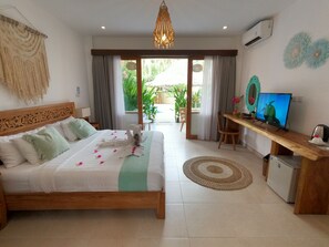 ミニバー、セーフティボックス (室内)、デスク、遮光カーテン