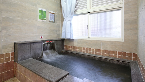 A hot tub with a tiled floor and a window with blinds. - Cyuan Tang Hot Spring Hotel (Jiaoxi)
