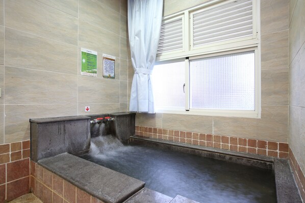 Standard Quadruple Room | Deep soaking bathtub - Cyuan Tang Hot Spring Hotel (Jiaoxi)