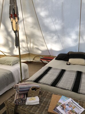 Tienda de campaña familiar, 1 habitación, baño compartido, vista al jardín (Twin Canvas Cabin) | Sábanas italianas Frette y ropa de cama de alta calidad 