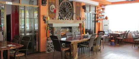 Lunch and dinner served, local and international cuisine