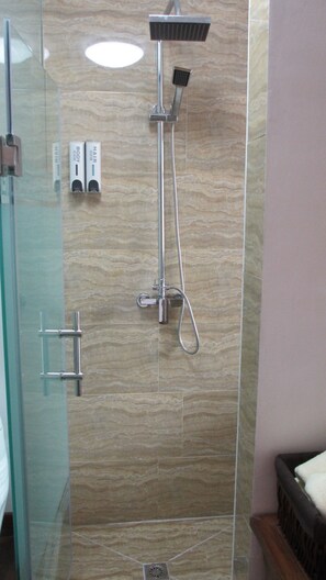 Shower, free toiletries