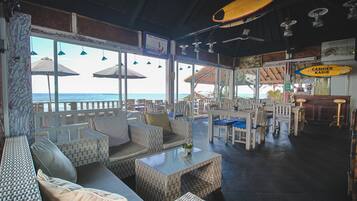 Se sirven desayunos, almuerzos y cenas; cocina local e internacional