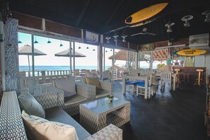 Sarapan dihidangkan, masakan tempatan dan antarabangsa