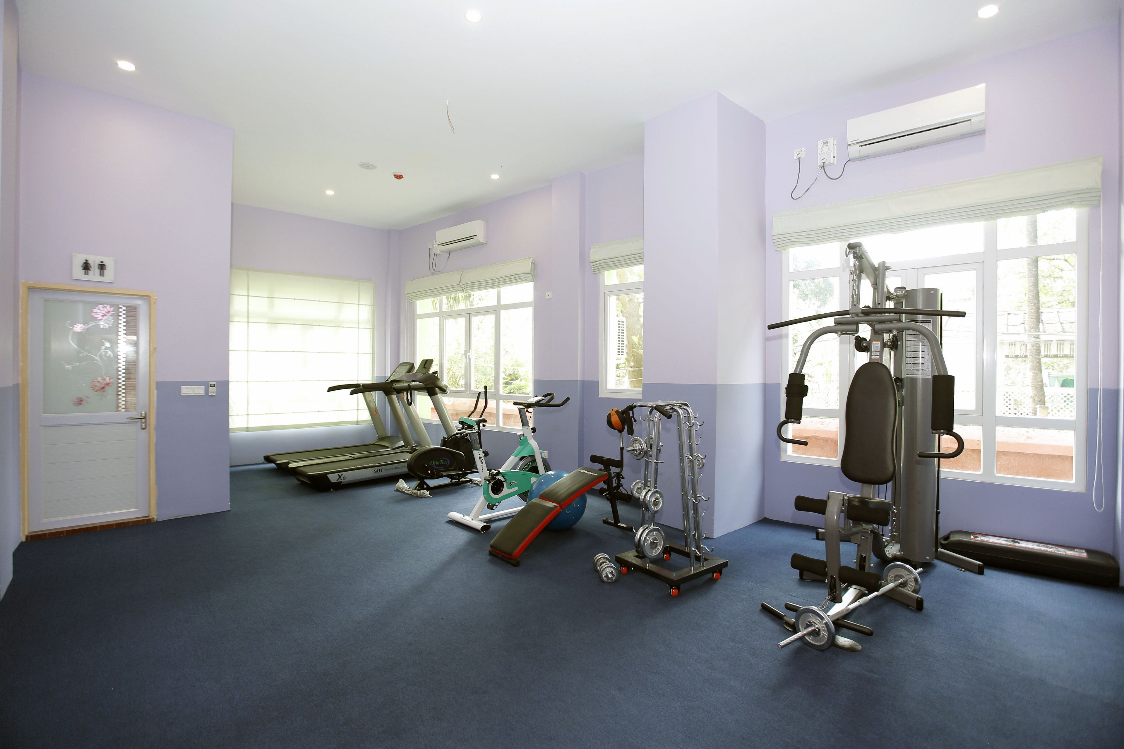 Ein Fitnessstudio mit Laufbändern, Ergometer und Krafttrainingsgeräten.