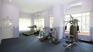 Ein Fitnessstudio mit Laufbändern, Ergometer und Krafttrainingsgeräten.