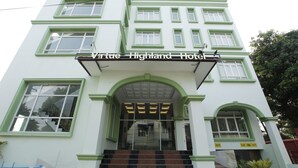 Un edificio con un letrero que dice 'Virtue Highland Hotel' en la entrada.