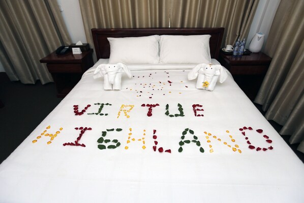 Rom – standard | Minibar, safe på rommet, skrivebord og blendingsgardiner