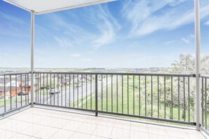 Classic Apartment, 2 Bedrooms | Balcony - Cozy & Contemporary Apartment (Auckland)