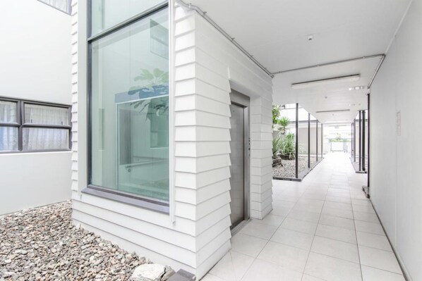 Property entrance - Cozy & Contemporary Apartment (Auckland)