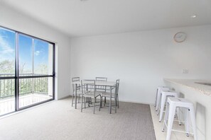 Classic Apartment, 2 Bedrooms | In-room dining - Cozy & Contemporary Apartment (Auckland)