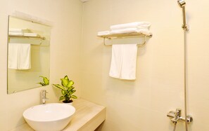 Studio | Badezimmer | Dusche, kostenlose Toilettenartikel, Haartrockner, Hausschuhe
